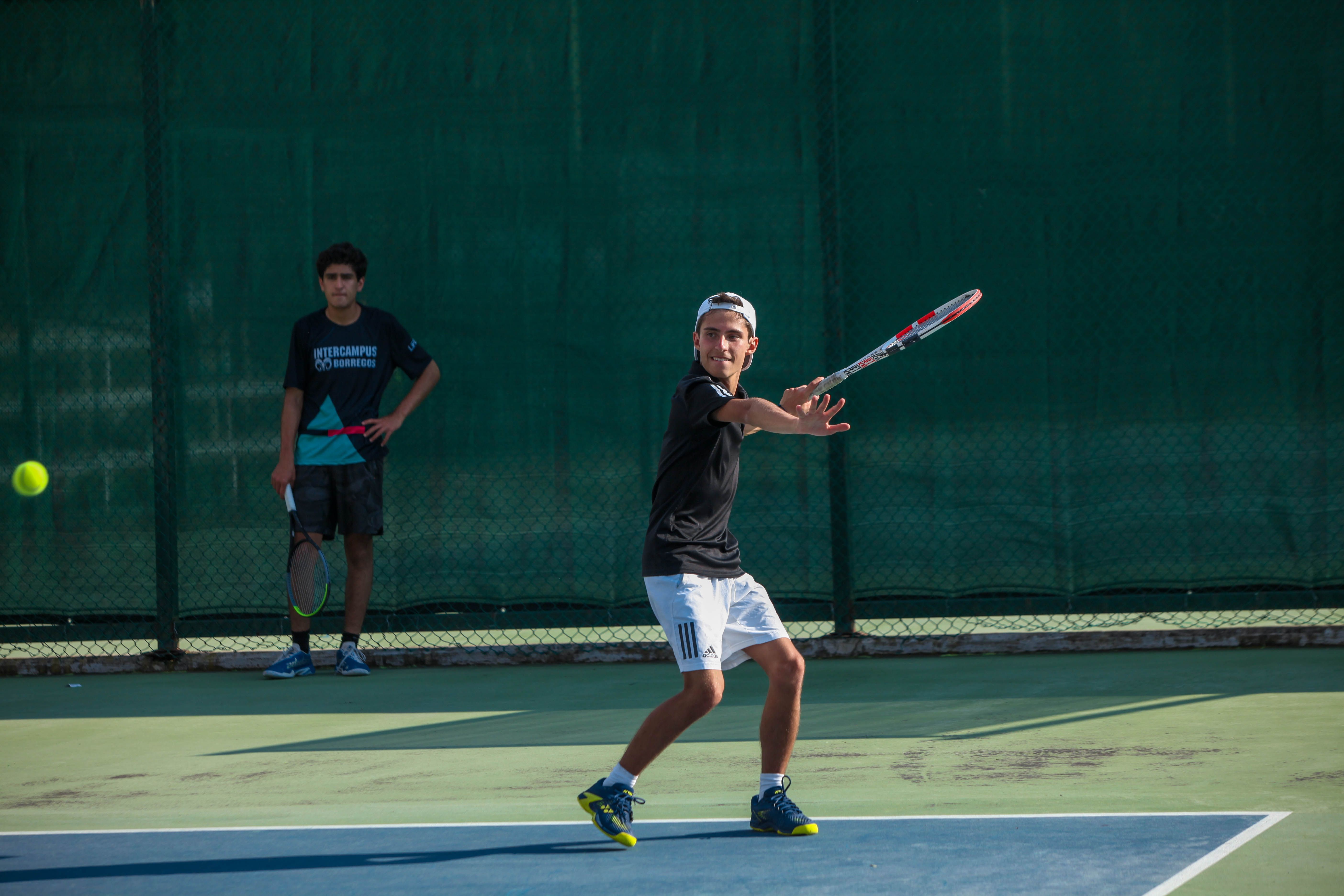 Joueur de tennis en plein coup droit